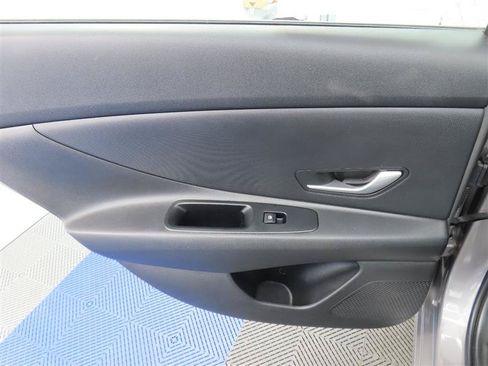 Used 2023 Hyundai Elantra SE FWD image 25