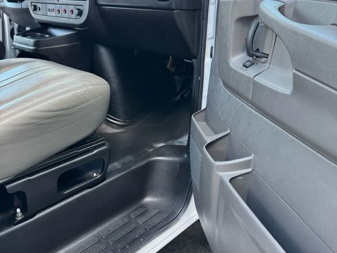 Used 2014 Chevrolet Express 2500 image 21