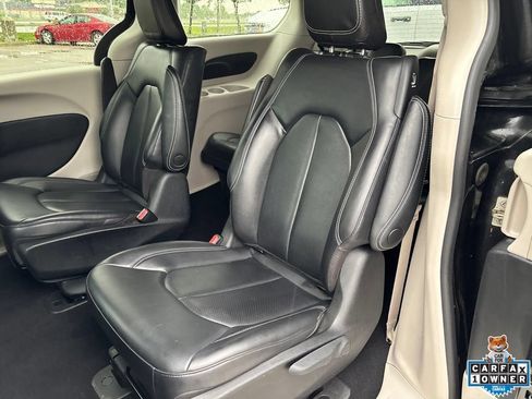 Used 2023 Chrysler Pacifica Touring-L FWD image 35