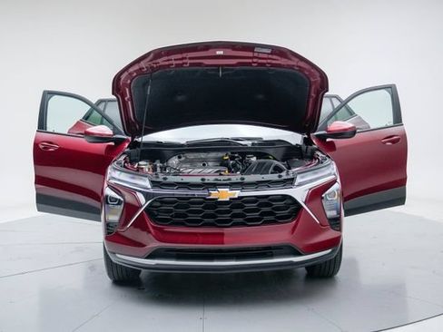 Used 2025 Chevrolet Trax LT FWD image 17