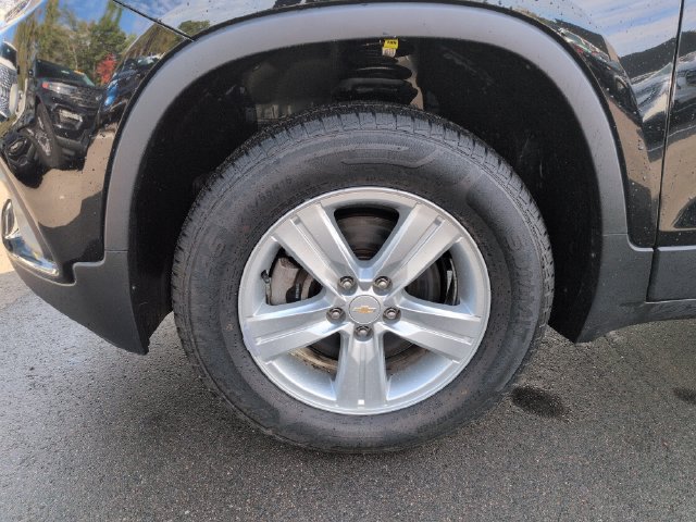 Used 2022 Chevrolet Trax LS w/ Tint and Cruise Package AWD/4WD image 10