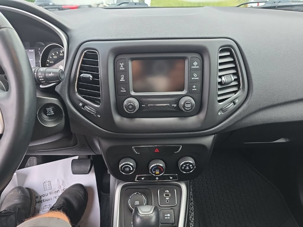 Used 2018 Jeep Compass Latitude w/ Cold Weather Group AWD/4WD image 16