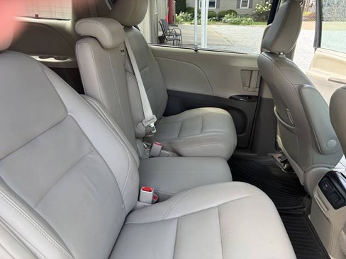Used 2017 Toyota Sienna XLE Premium FWD image 9
