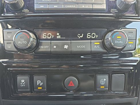 Used 2023 Nissan Titan SV w/ SV Convenience Package RWD image 29