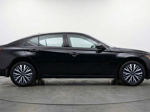 Used 2025 Nissan Altima 2.5 SV image 11