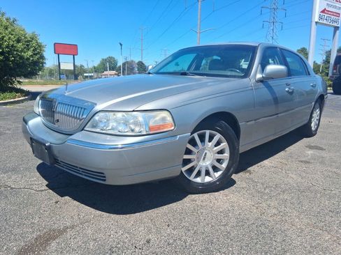 Used 2006 Lincoln Town Car Signature RWD image 1