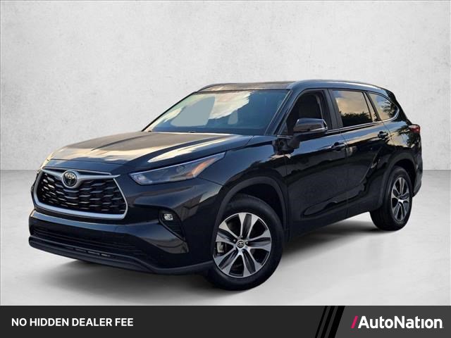 Used 2023 Toyota Highlander XLE FWD image 1