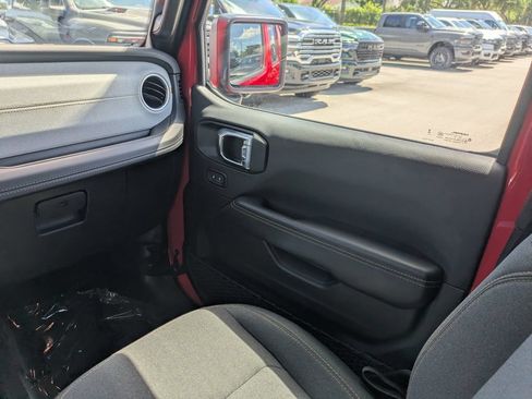 Used 2025 Jeep Wrangler Unlimited Sahara AWD/4WD image 18