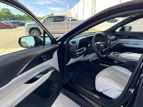 Used 2024 Cadillac Lyriq Luxury AWD/4WD image 8