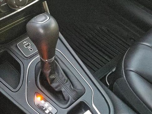 Used 2021 Jeep Cherokee Latitude Plus w/ Sun & Sound Group FWD image 17