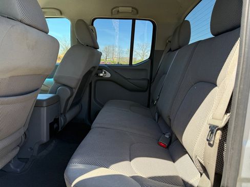 Used 2010 Nissan Frontier SE image 11
