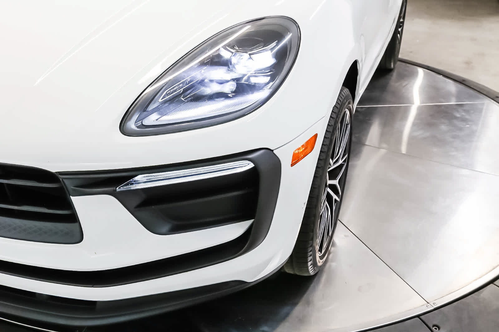 Certified 2024 Porsche Macan AWD/4WD image 15