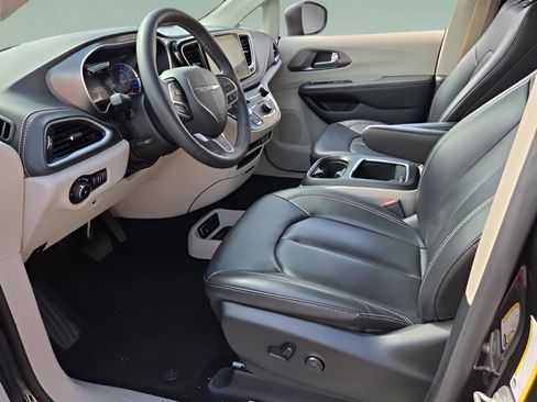 Used 2023 Chrysler Pacifica Touring-L FWD image 13