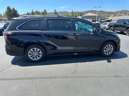 Used 2024 Toyota Sienna XLE FWD image 5
