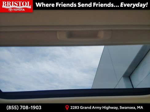 Used 2017 Toyota Camry XLE w/ Moonroof Package FWD image 19