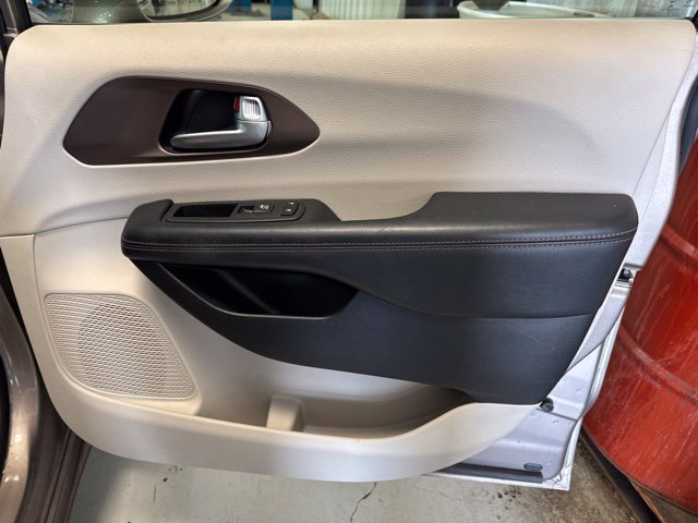 Used 2017 Chrysler Pacifica Touring-L FWD image 27