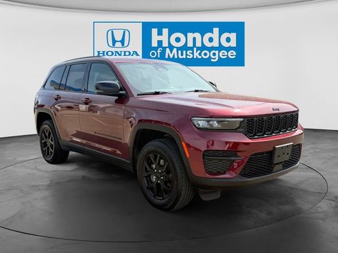 Used 2025 Jeep Grand Cherokee Altitude AWD/4WD image 3