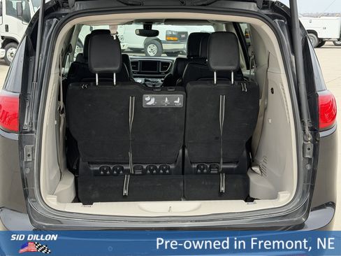 Used 2019 Chrysler Pacifica Touring-L image 5