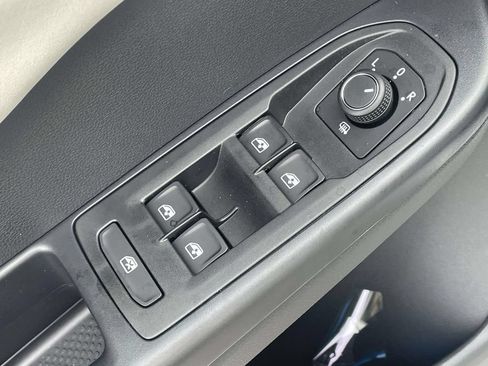 New 2026 Volkswagen Taos SE FWD image 19