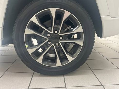 Used 2023 Jeep Grand Cherokee Overland image 14