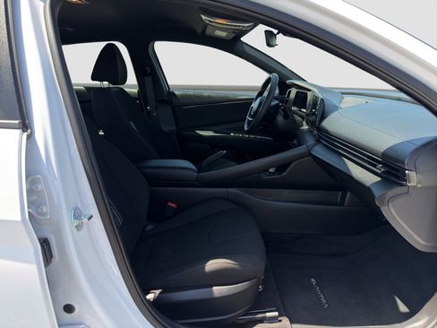 Used 2025 Hyundai Elantra Sport FWD image 18