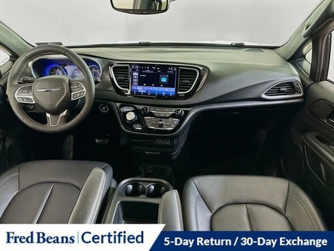 Used 2025 Chrysler Pacifica Select image 15