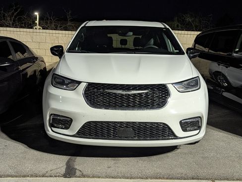 Used 2025 Chrysler Pacifica Select FWD image 2