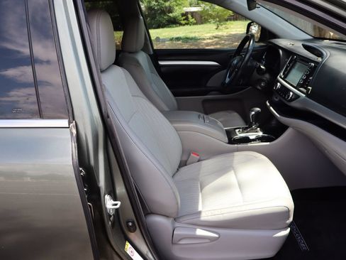 Used 2017 Toyota Highlander Plus w/ Carpet Mat Package AWD/4WD image 24