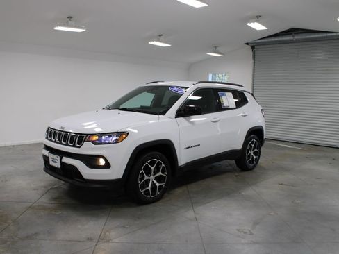 Used 2024 Jeep Compass Latitude AWD/4WD image 4