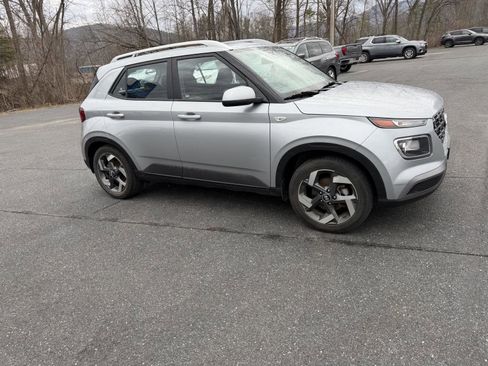 Used 2021 Hyundai Venue SEL image 9
