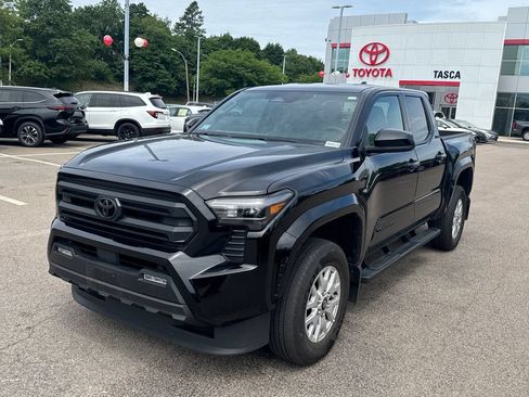 Used 2025 Toyota Tacoma SR5 AWD/4WD image 3