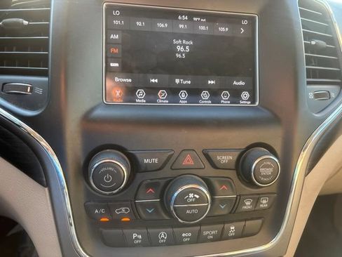 Used 2020 Jeep Grand Cherokee Laredo AWD/4WD image 11