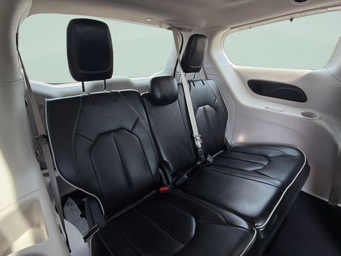 Used 2023 Chrysler Pacifica Limited FWD image 12