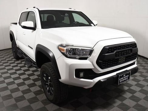 Used 2019 Toyota Tacoma TRD Off-Road AWD/4WD image 9