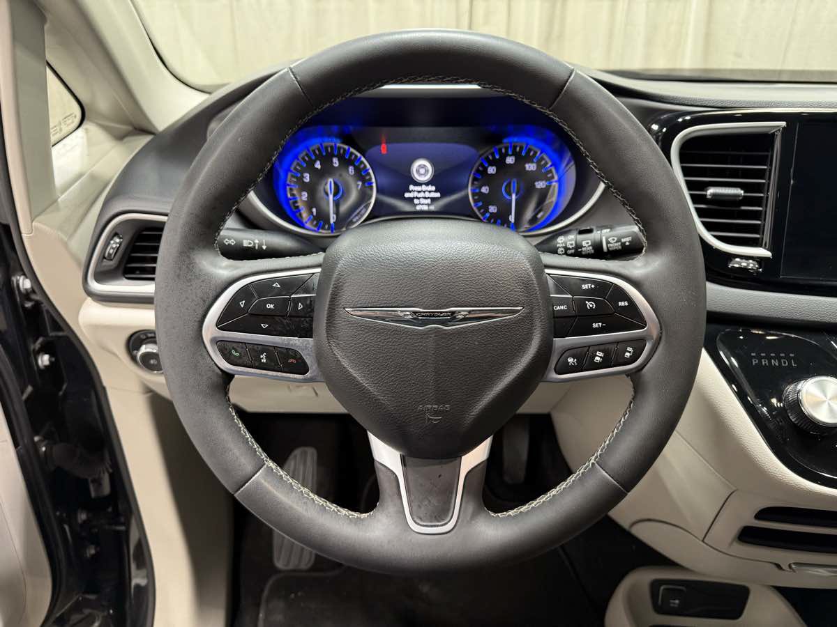 Used 2023 Chrysler Pacifica Touring-L FWD image 11