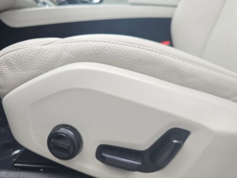 Used 2021 Volvo XC60 T5 Momentum w/ Premium Package image 27
