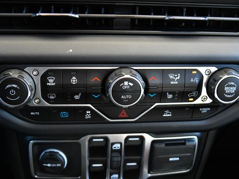 Used 2025 Jeep Wrangler Sahara image 27