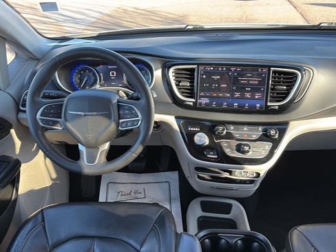 Used 2022 Chrysler Pacifica Touring-L image 21