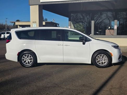 Used 2024 Chrysler Pacifica Touring-L image 32