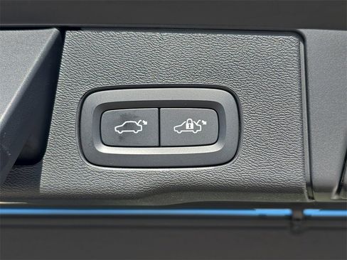 Used 2023 Volvo XC60 T8 Ultimate image 16