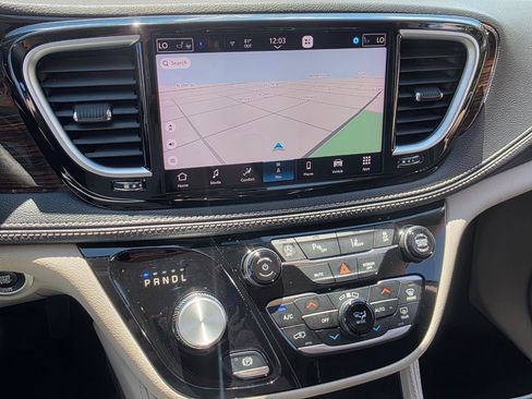 Used 2023 Chrysler Pacifica Limited FWD image 4