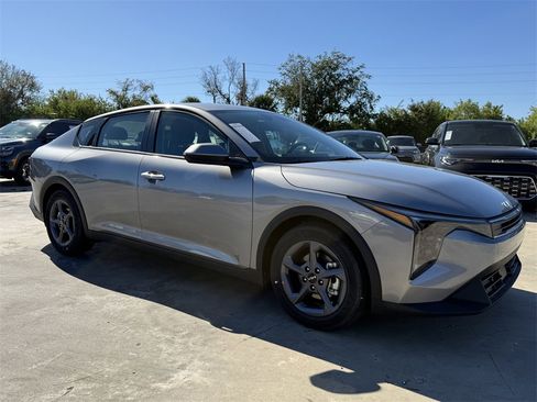 New 2025 Kia K4 LXS image 2