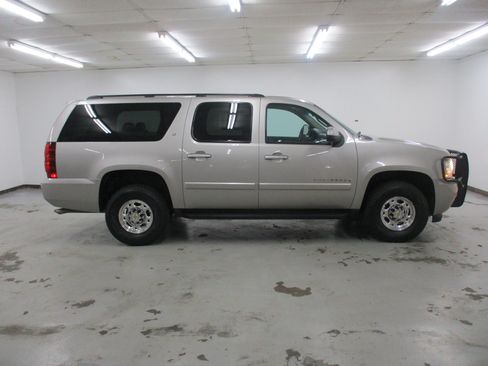 Used 2007 Chevrolet Suburban 2500 LT w/ LT Preferred Equipment Group AWD/4WD image 10