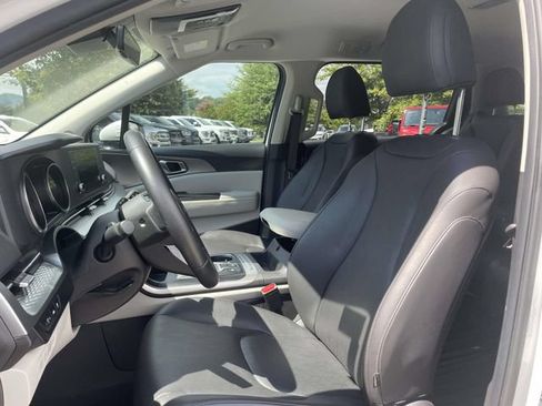 Used 2023 Kia Carnival LX FWD image 19