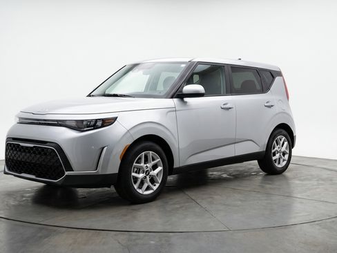 Used 2025 Kia Soul LX w/ LX Technology Package image 3