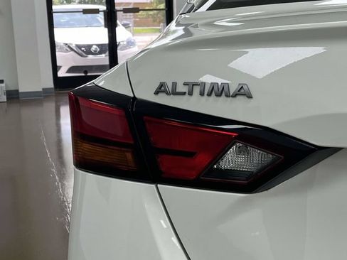 Used 2025 Nissan Altima 2.5 SV FWD image 10