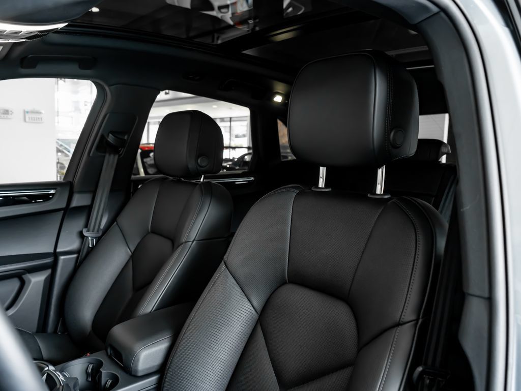 Certified 2026 Porsche Macan AWD/4WD image 16