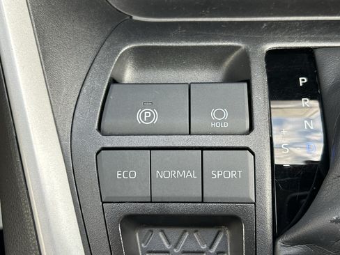 Used 2025 Toyota RAV4 XLE FWD image 31