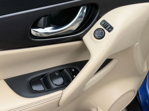 Used 2020 Nissan Rogue SV image 12