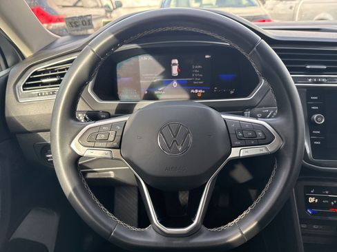 Used 2022 Volkswagen Tiguan SE image 17